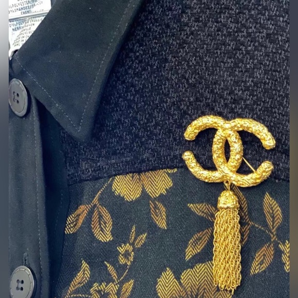 CHANEL CC BIG LOGO GOLD COLOR TASSEL BROOCH - Picture 2 of 5